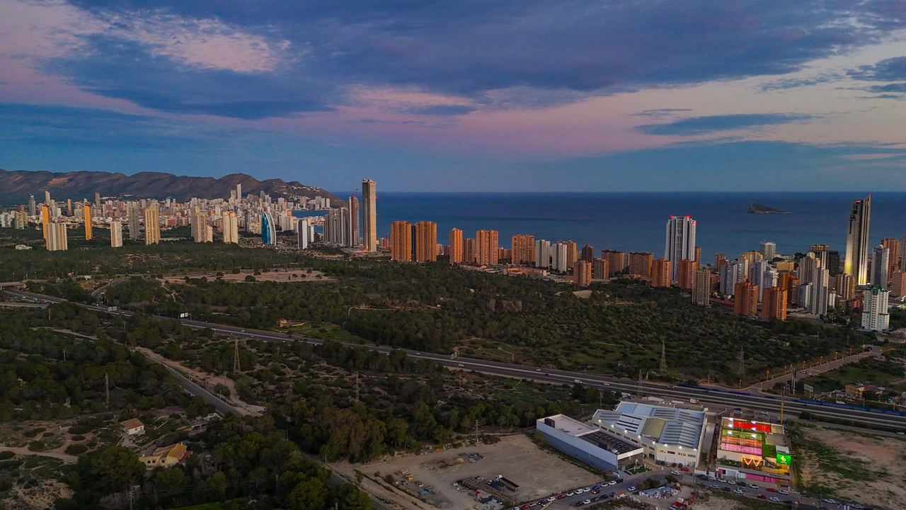 Benidorm i wyspa o zmierzchu, widok od strony Finestrat